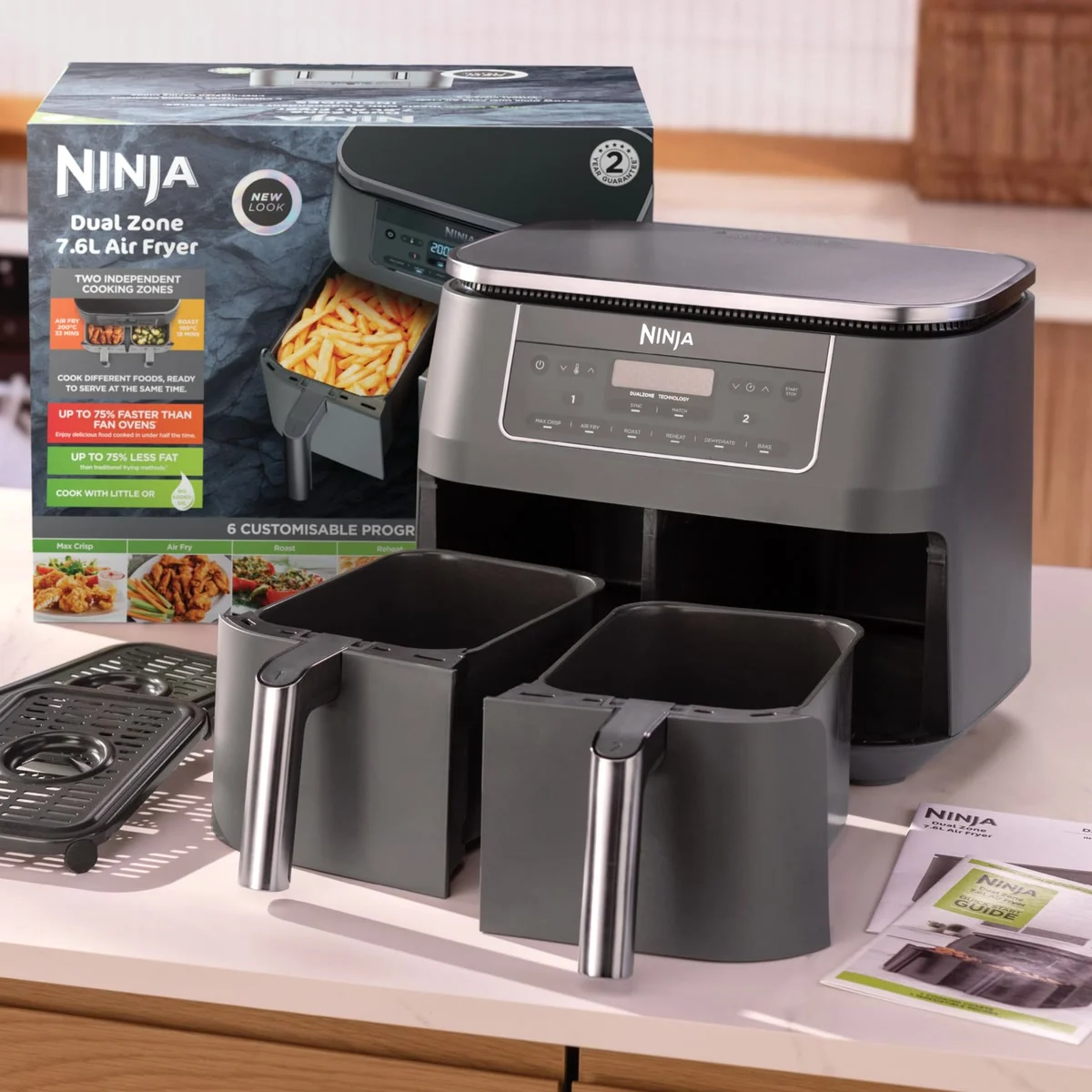 Le contenu du carton : l’air fryer, ses 2 tiroirs, ses 2 plaques et le guide de recettes