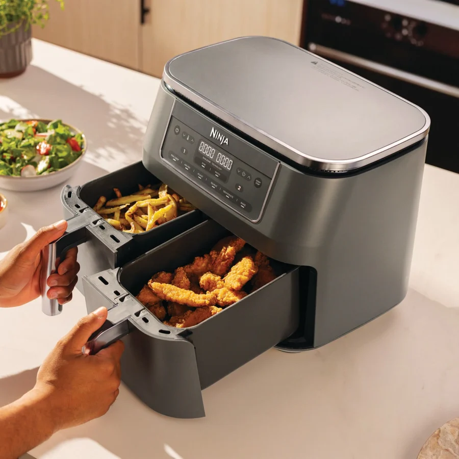 Les deux tiroirs du Ninja Dual Zone ouverts : des frites d’un côté, du poulet de l’autre